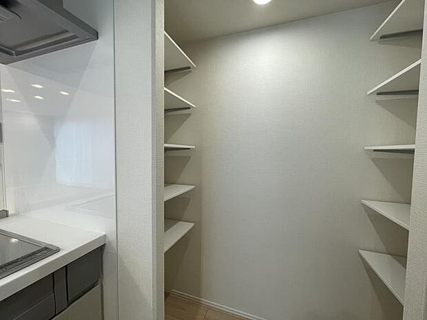 【A棟】玄関収納はコの字タイプで姿見付き。お出かけ前の身だしなみに便利です。（2025年12月撮影）