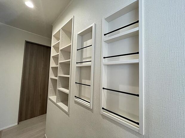 【B棟】通路には壁埋め込み型の収納棚を設えております。魅せる収納棚としてお使い頂けます。（2025年12月撮影）