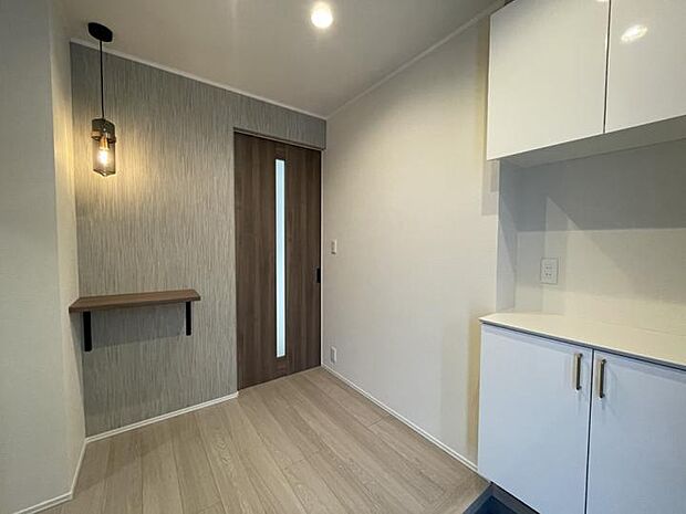 【B棟】バルコニーには長い庇がかかっていて安心。物干し掛けも付いています。（2025年12月撮影）