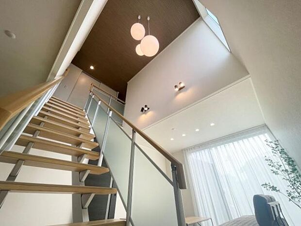 【A棟吹き抜け部分】光を取り込む窓とデザイン性の高いライトが実用性とオシャレさを両立(2026年2月撮影)