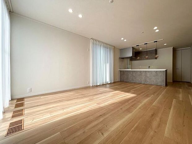 【B棟LDK】落着きのある木目調のフローリングとペンダントライトがあたたかい空間を演出(2026年2月撮影)