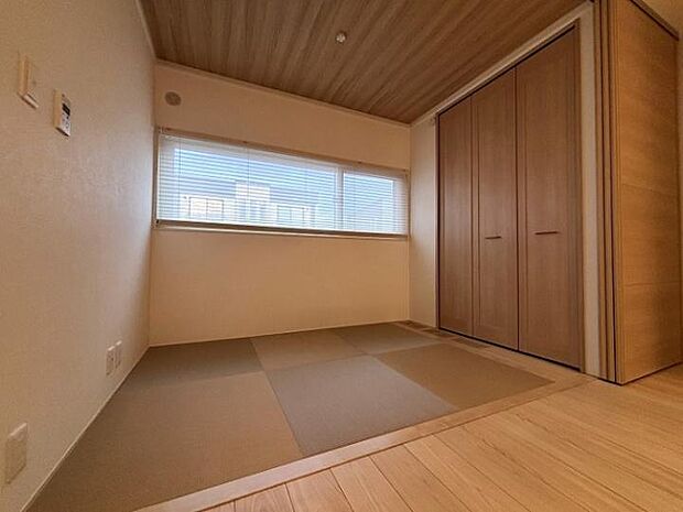 【A棟タタミスペース】引き戸付きのタタミスペースは普段はオープン、来客時は目隠しにも