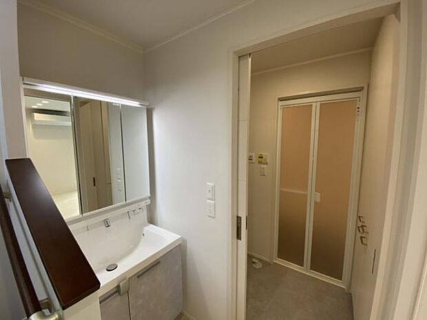 【B棟洗面脱衣所】独立型洗面台。多様な生活リズムへ対応可。収納も充実。(2025年11月撮影)