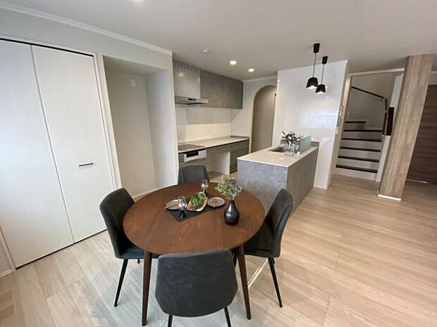 【ダイニングキッチン】横並びのダイニングキッチンとなっておりますのでコミュニケーションが取りやすく、お子様がいらっしゃるご家族の方ではお子様を見守ることができるなど多機能的にご活用頂けます。(2025年12月撮影)