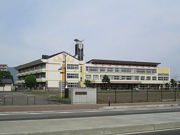 矢巾東小学校(約2,000m)