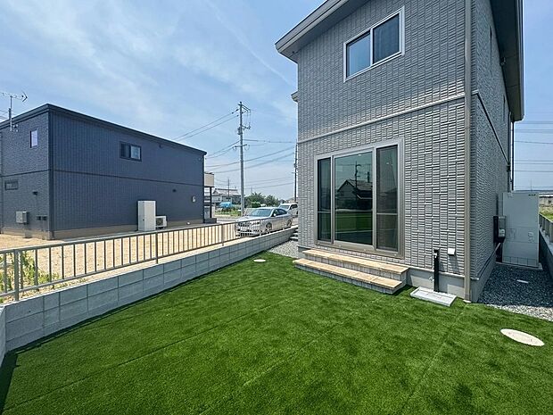 人工芝の庭でペットと遊んだり、お子様と遊んだりできます♪