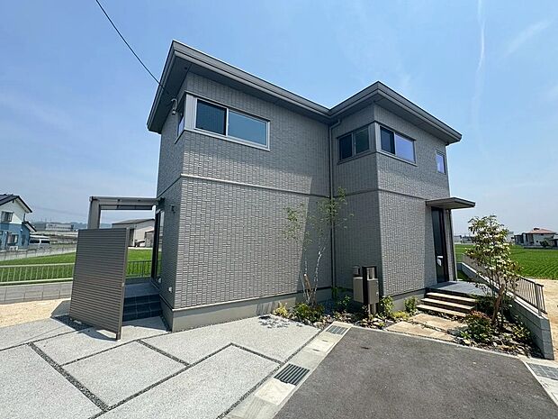 スタイリッシュな外観。太陽光パネル搭載で家計に優しい住まいです。