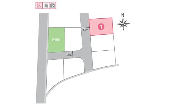 ゆとりある前面道路に面した、陽当たりの良い立地。幅員6mで車の出し入れもスムーズに行え、開放感のある住環境です。落ち着いた周辺環境の中、家族が安心して長く暮らせます。