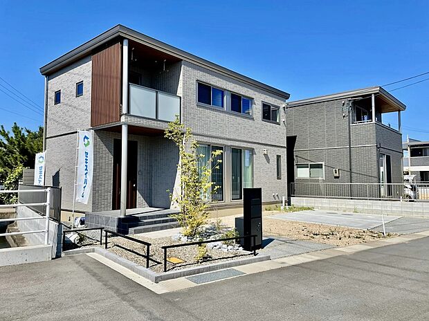 【2号地外観】
グレーのタイル外壁をベースに、木調アクセントがやさしい温もりをプラス。直線的でシャープなフォルムが印象的で、光や風を取り込みつつプライバシーにも配慮された住まいです。