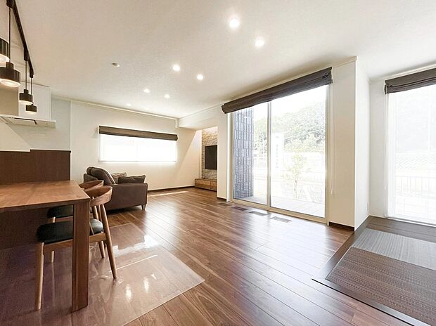 大開口窓で1日中明るいリビング