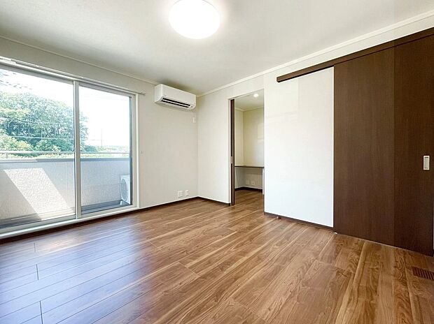 7.2畳の2面採光の明るい寝室