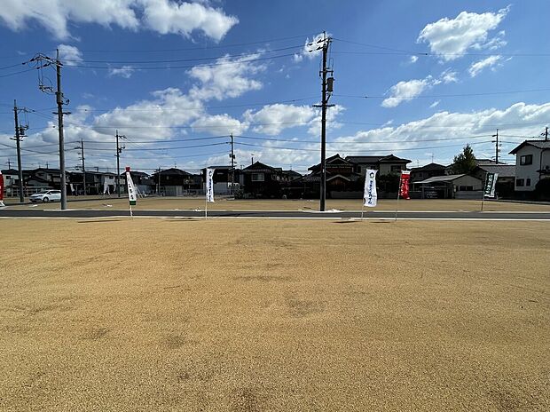 倉敷市茶屋町に誕生した分譲地。お庭や並列駐車も可能な敷地です。
理想の暮らしを描ける住環境です。(2026年9月撮影)