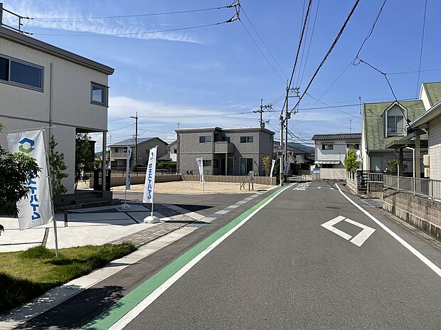 【分譲地の街並み現地写真】街並みガイドラインがあり、統一した街並みを形成します。 2025年5月撮影