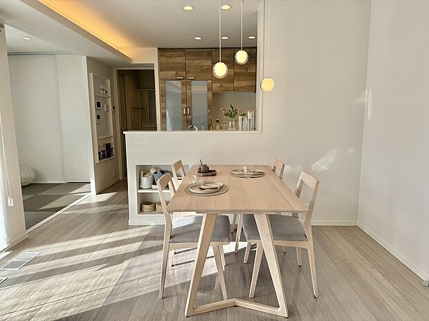 【(4号地)リビングダイニング】1番人気のナチュラルベーシックなインテリアスタイル。手元を隠せるカウンター付きの便利な対面キッチンやLDKに隣接したタタミスペースなど、暮らしやすい!を追求したLDKです♪