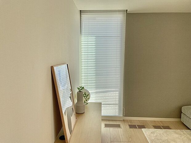 【(10号地)リビング】トレンドのジャパンディスタイルを取り入れた柔らかな雰囲気が特徴のLDK。隅に設けたFIX窓は、優しく光を取り入れ落ち着いた空間を演出します!忙しい毎日に余白のある暮らしをもたらすリビングです♪