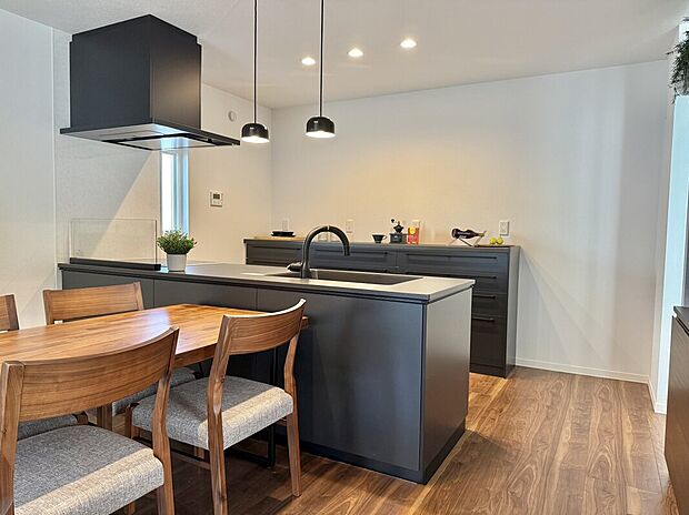 【(1号地)キッチン・ダイニング】クリナップの「CENTRO」を採用した高級感のあるキッチンダイニング。オールブラックにセラミックの天板を採用。日々の料理も、お友達を呼ぶのも楽しくなる1号地のアクセントポイントです♪