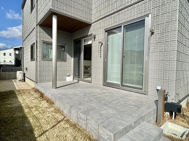 【(4号地)タイルデッキ】LDKとつながるお庭スペースは全面タイルデッキに♪家族や友人とBBQをしたり、お子様とプール遊びをしたり、多様に使っていただけるスペースです♪