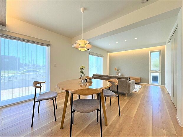 【【1号地リビング】】照明はルイスポールセンのPH5を採用。
グッとオシャレな空間に♪
室内(2024年7月)撮影