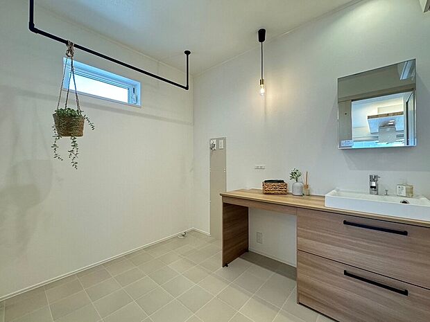 【洗面台・洗面所】広々とした洗面脱衣室
室内干しも出来るのは安心ですね!洗面化粧台はお化粧が出来るスペース付き♪
室内(2024年07月)撮影