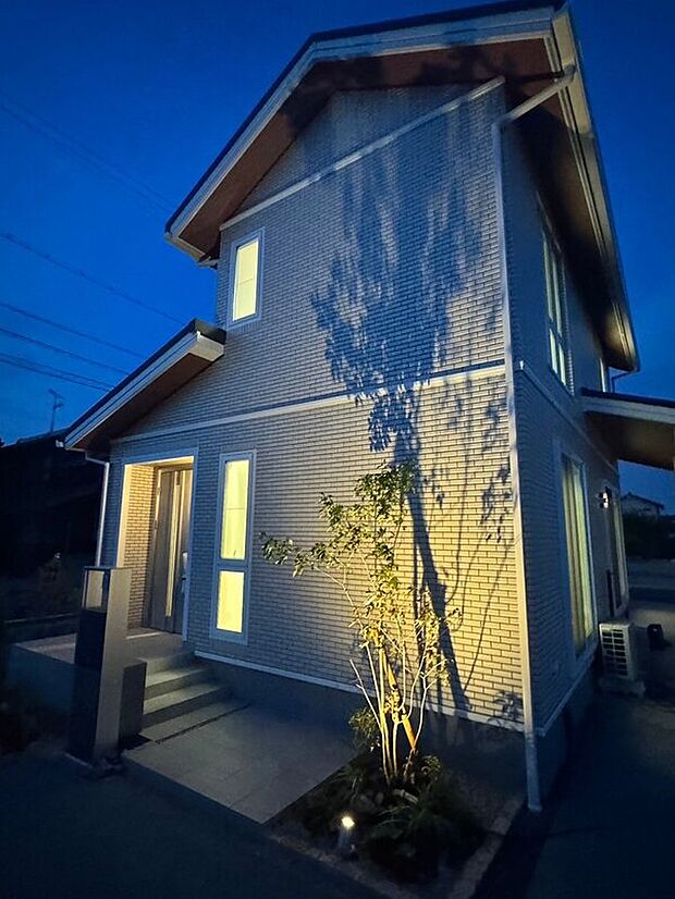 【外観】夜の雰囲気も素敵です!