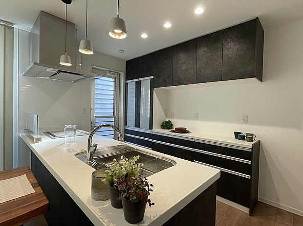 【1号地キッチン】勝手口からお庭にも出られるので家事動線も良いキッチンです♪(写真撮影日2026年1月)