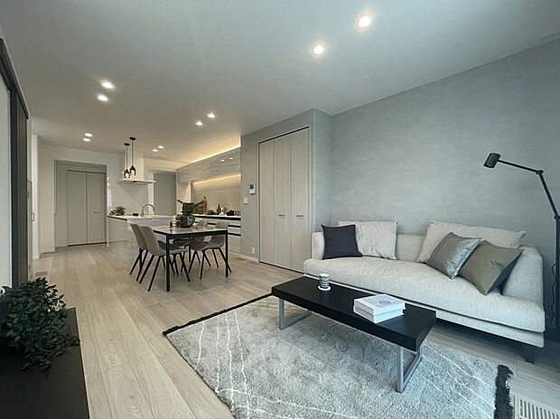 【リビング】白基調で統一した内装です。