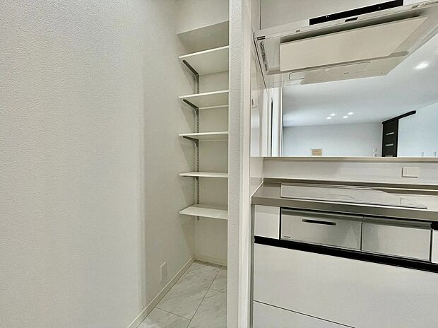 【パントリー】キッチン横のパントリーは可動棚付きで、ストック品や家電もすっきり収納。手の届きやすい位置で使い勝手も良く、調理もスムーズに。キッチン周りをきれいに保てる、便利でうれしい空間です。