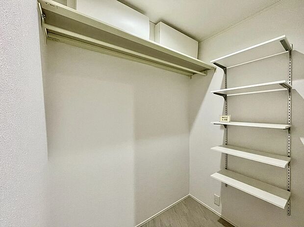 【ファミリークローゼット】1階ホールからすぐ使える1.4畳のファミリークローゼット。ハンガーパイプと可動棚付きで、コートや日用品もすっきり収納できます。帰宅後の動線もスムーズで、リビングが散らかりにくい便利な空間です。