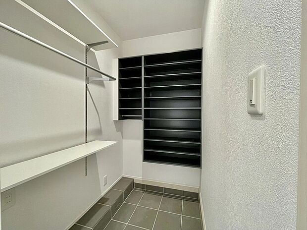 【シューズインクローゼット】玄関横のシューズインクローゼットは大容量で、可動棚付き。靴はもちろんベビーカーやアウトドア用品もすっきり収納できます。玄関をきれいに保ちながら、外出や帰宅もスムーズになる便利な空間です。