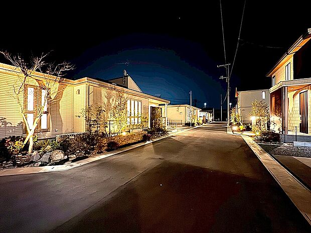 【分譲地の夜の街並み】分譲地入口からの夜の街並み。分譲地全体がライトアップされて、高級感のある街並みです。