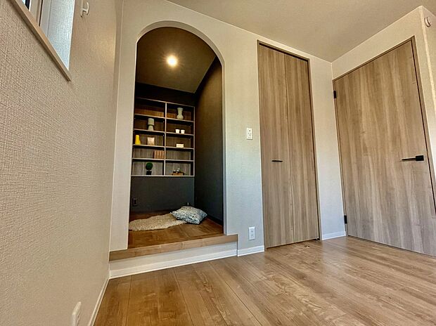 【ヌックスペース】主寝室の一角に、アーチの垂れ壁が印象的なヌックスペースを設置。落ち着いた色合いで、読書や趣味に集中できる心地よい空間です。寝室とつながりつつも、ほどよいこもり感のあるくつろぎの場所です。