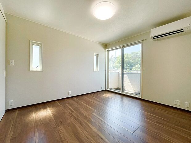 【寝室】7.2畳の2面採光の明るい寝室