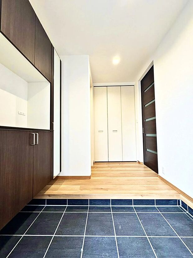 【【10号地玄関】】高級感のあるタイルが印象的な玄関。大容量のシューズボックスを完備し、家族全員の靴をすっきりと収納できます。いつも清潔で明るい空間が、家族やゲストを心地よく迎えます。