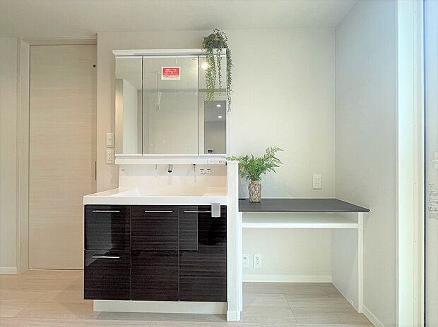 【【6号地】洗面室】洗面台横にカウンターを設けました!(2025年7月)撮影※写真に掲載の調度品は販売価格に含まれません。