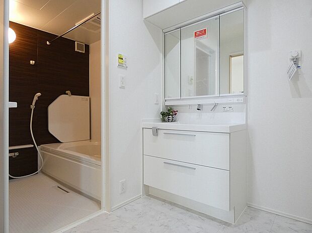 【洗面脱衣室】清潔感のある洗面脱衣室です。※写真に掲載の調度品は販売価格に含まれません。(2025年11月撮影)