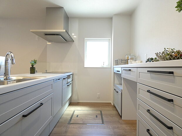 【キッチン】食洗機付きで使い勝手のいいキッチンです。※写真に掲載の家具は販売価格に含まれます。その他調度品は含まれません。(2026年4月撮影)