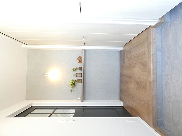 【玄関】玄関にはカウンターを設けました。※写真に掲載の調度品は販売価格に含まれません。(2026年4月撮影)