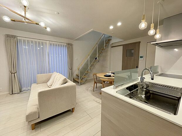 ★2号地リビング
明るく開放的なリビングは、シンプルな中にも上質さを感じる心地のよい空間。毎日の暮らしを豊かに彩ります♪