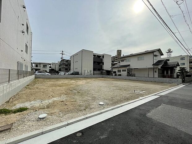 広島電鉄駅、JRまで徒歩圏内で、通勤・通学も快適です。小・中学校も無理のない距離に揃っており、毎日の通学も安心です。さらにスーパーも身近にあり、日々のお買い物にも便利な暮らしやすい住環境です。