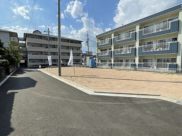 小学校まで徒歩圏内、深夜営業のスーパーやドラッグストアも身近に。子育てと仕事の両立を支える、タイパ抜群のスマートな立地です。
撮影年月日:2025.8.17