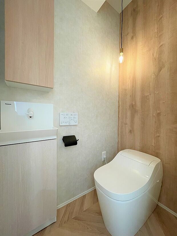 アクセントクロス・照明をこだわるとトイレもオシャレな空間になります!1階のトイレはタンクレスを採用。まるでカフェのようなオシャレなトイレにしております!
