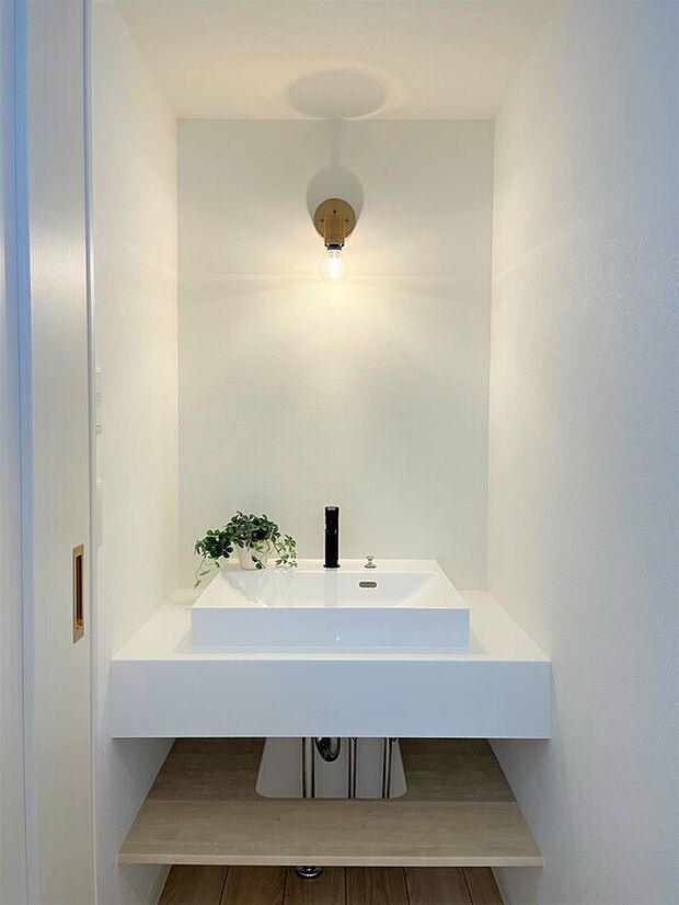 帰宅後、来客時などに活用できる手洗い洗面。ホールに設けることでインテリアとしても映えます!