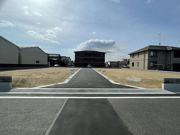 生活の便と落ち着いた住環境の両立が実現。
ここから始まる夢のマイホームビジョンを現実にしてみませんか。
近くには公園もあり、周辺施設も充実しております。