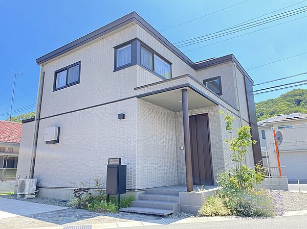 白と茶を基調とした落ち着きある外観です！駐車スペースも最小でも２台駐車でき、電気自動車コンセントも完備！自宅で充電できるため、通勤やお出かけで慌てる事もありません！