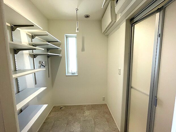 【洗面室とは分けて設計させていただいた脱衣室】洗面室と脱衣室を分けて設計しております。朝夕の水回りが込み合う時間帯もお過ごしいただきやすい間取りとなっております!