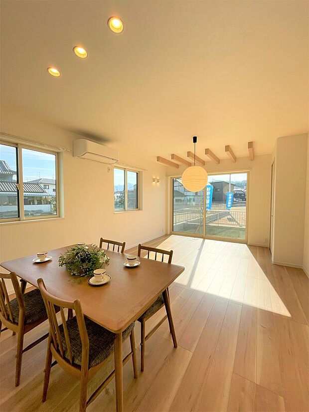 【光に包まれる開放感のあるLDK】採光性に優れた広々18.6畳のLDKを設計しております!視線の抜けも計算しており、畳数以上に広くお感じいただける間取りとなっております!