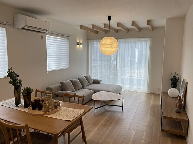 【ダイニングスペース】LDKの一体感を意識した柔らかい雰囲気です。