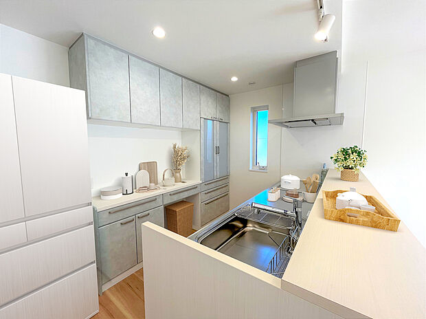 【清潔感がある色調のクリナップ製ステディアカウンターキッチン】白を基調としたお料理して頂きやすいキッチンスペースを設計しております!ご家族様でご一緒にご料理もお楽しみいただけること間違いなしです!※CG加工した画像です