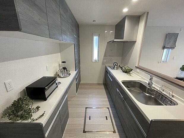 【収納量抜群のキッチン】ダイニングテーブル上をスッキリとお使いいただけるように収納量を豊富に設計しております!加えて、パントリーも設計しておりますので、日々の買い置き等も楽々行っていただけます!