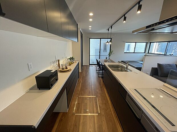 【清潔感がある色調のクリナップ製ステディアカウンターキッチン】お料理して頂きやすいキッチンスペースを設計しております！ご家族様でご一緒にご料理もお楽しみいただけること間違いなしです！